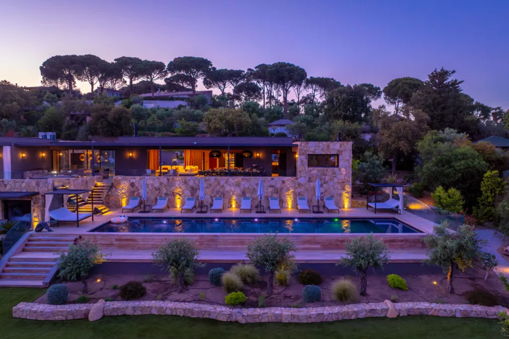 L'Hôtel Villa Padulaccia et sa piscine éclairés au crépuscule