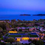 L'Hôtel Villa Padulaccia vu du ciel à l'heure bleue, la mer et deux îles à l'horizon