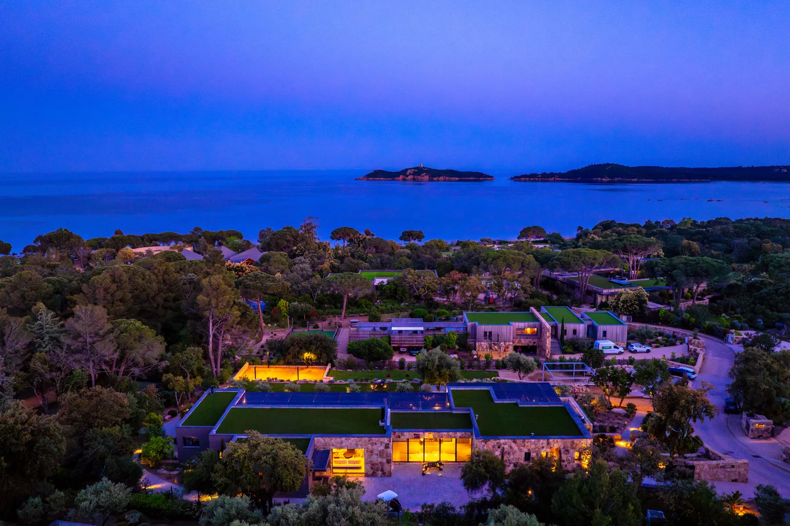 L'Hôtel Villa Padulaccia vu du ciel à l'heure bleue, la mer et deux îles à l'horizon