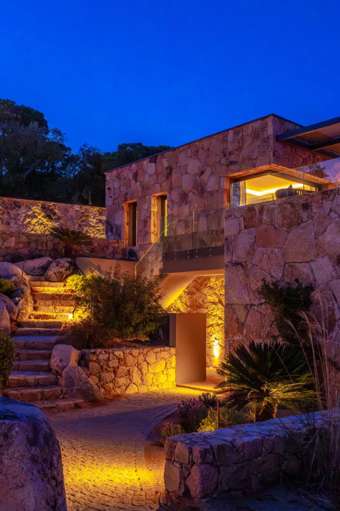 Murs de granit de l'Hôtel Villa Padulaccia éclairés à la nuit tombée