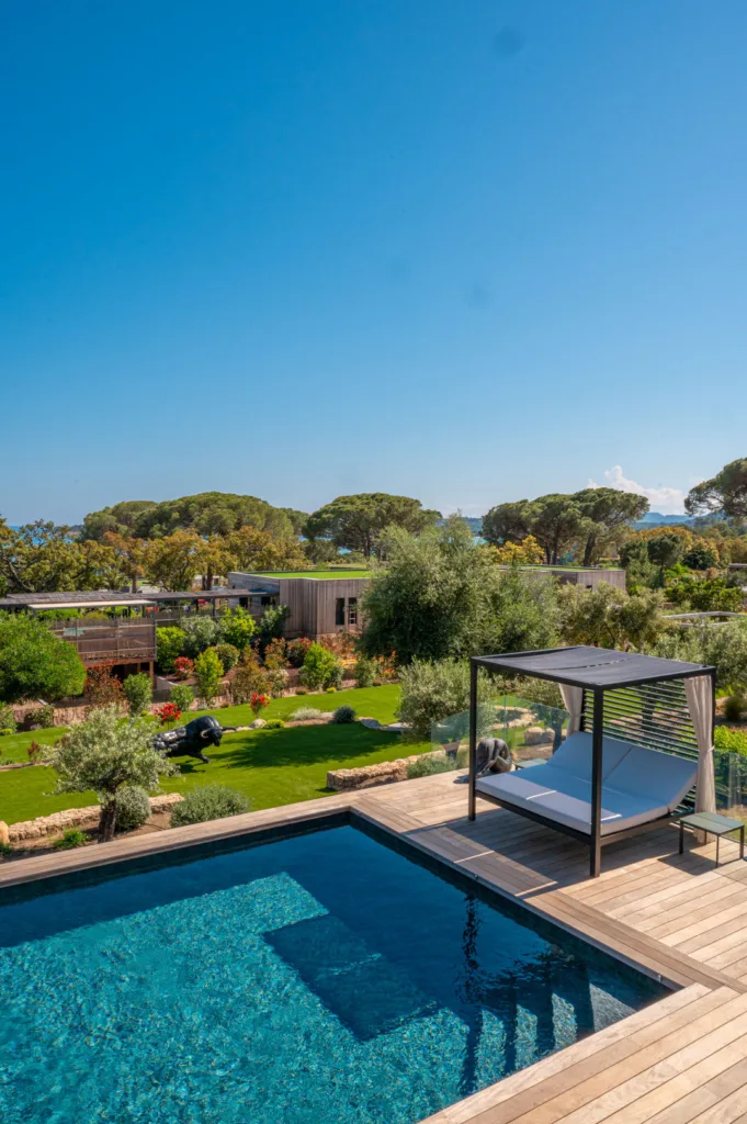 Lit de repos au bord de la piscine chauffée de l'Hôtel Villa Padulaccia