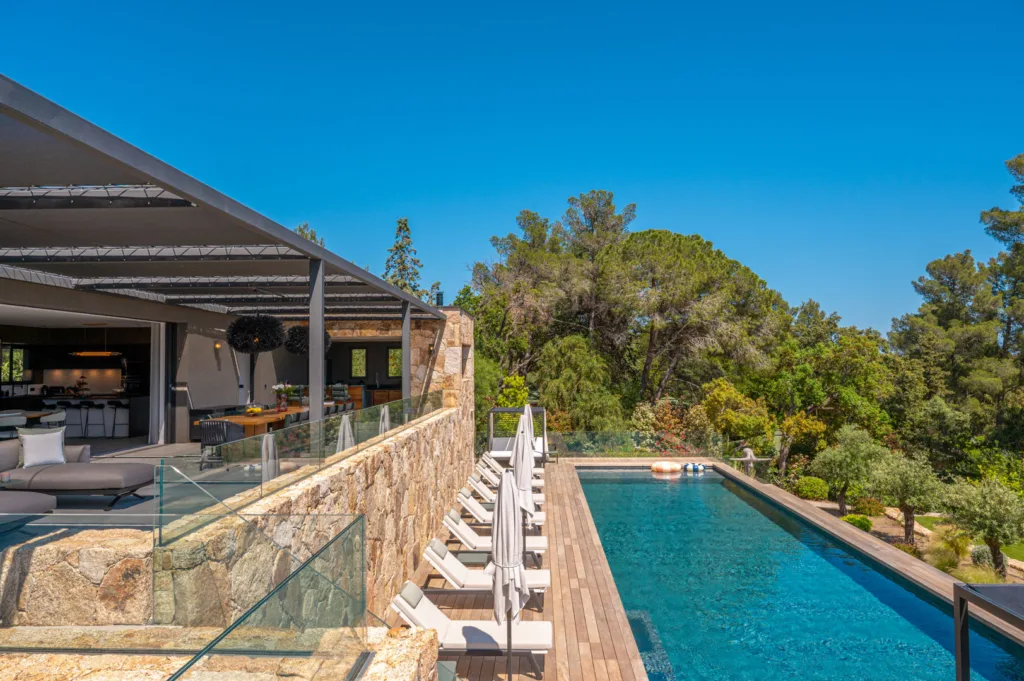 Piscine chauffée longeant la terrasse vitrée du salon de l'Hôtel Villa Padulaccia