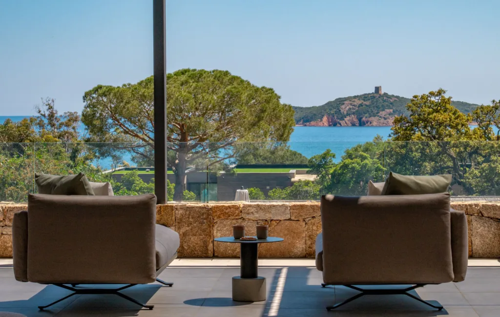 Deux fauteuils face à la mer et à la tour génoise de l'île de Pinarellu, sur une terrasse de l'Hôtel Villa Padulaccia