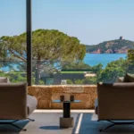 Deux fauteuils face à la mer et à la tour génoise de l'île de Pinarellu, sur une terrasse de l'Hôtel Villa Padulaccia