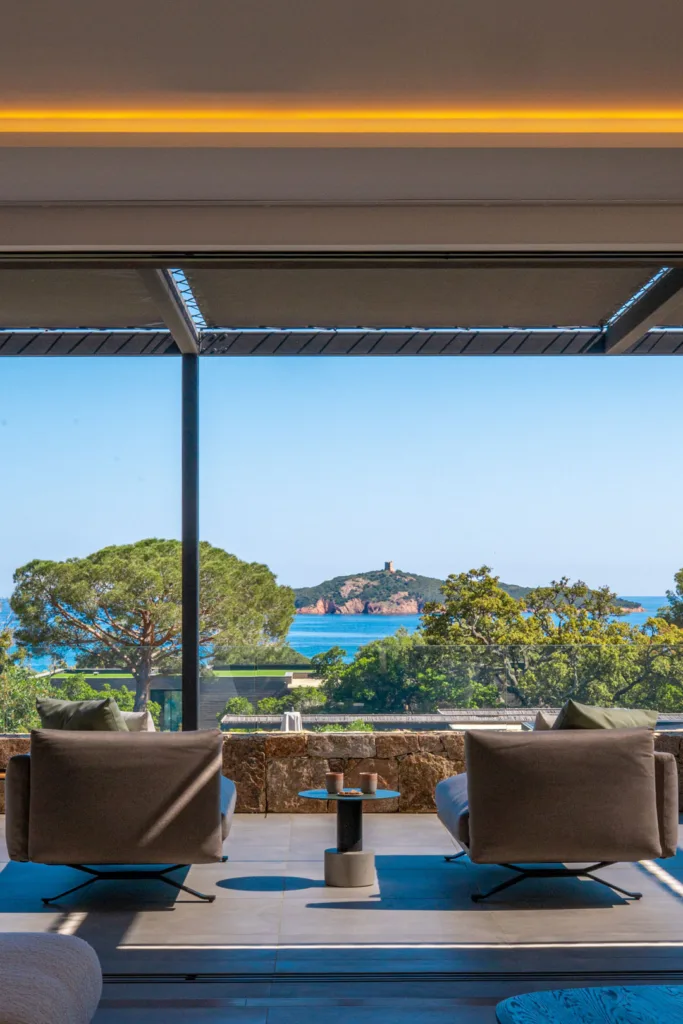 Fauteuils face à la mer sur la terrasse de l'Hôtel Villa Padulaccia