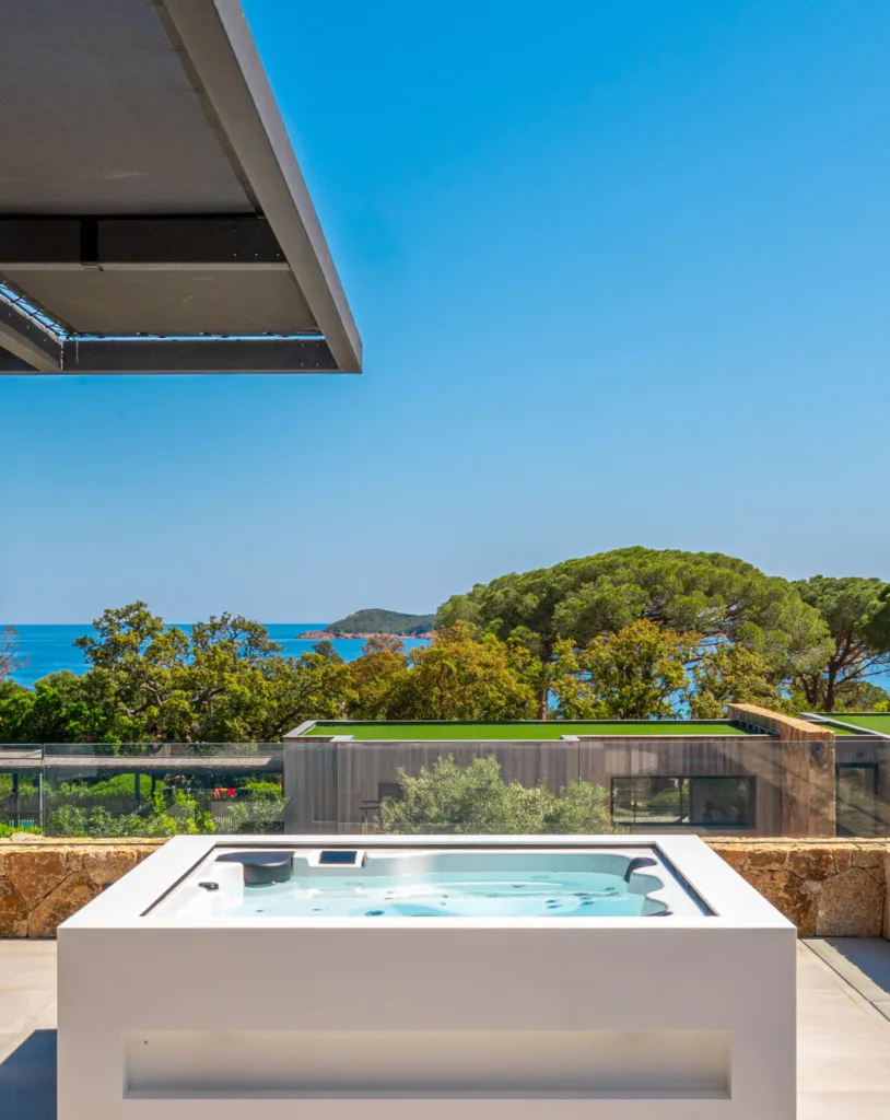 Jacuzzi en bord de terrasse à l'Hôtel Villa Padulaccia, pins et mer en arrière-plan