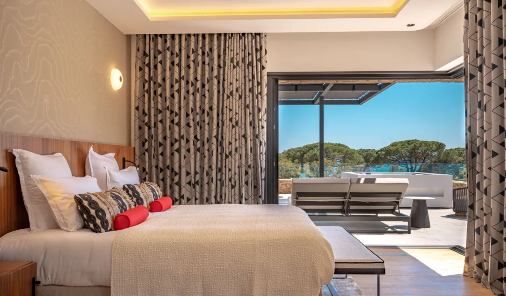 Suite L'Amour de l'Hôtel Villa Padulaccia, lit king size face à la terrasse et aux pins
