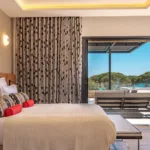 Suite L'Amour de l'Hôtel Villa Padulaccia, lit king size face à la terrasse et aux pins
