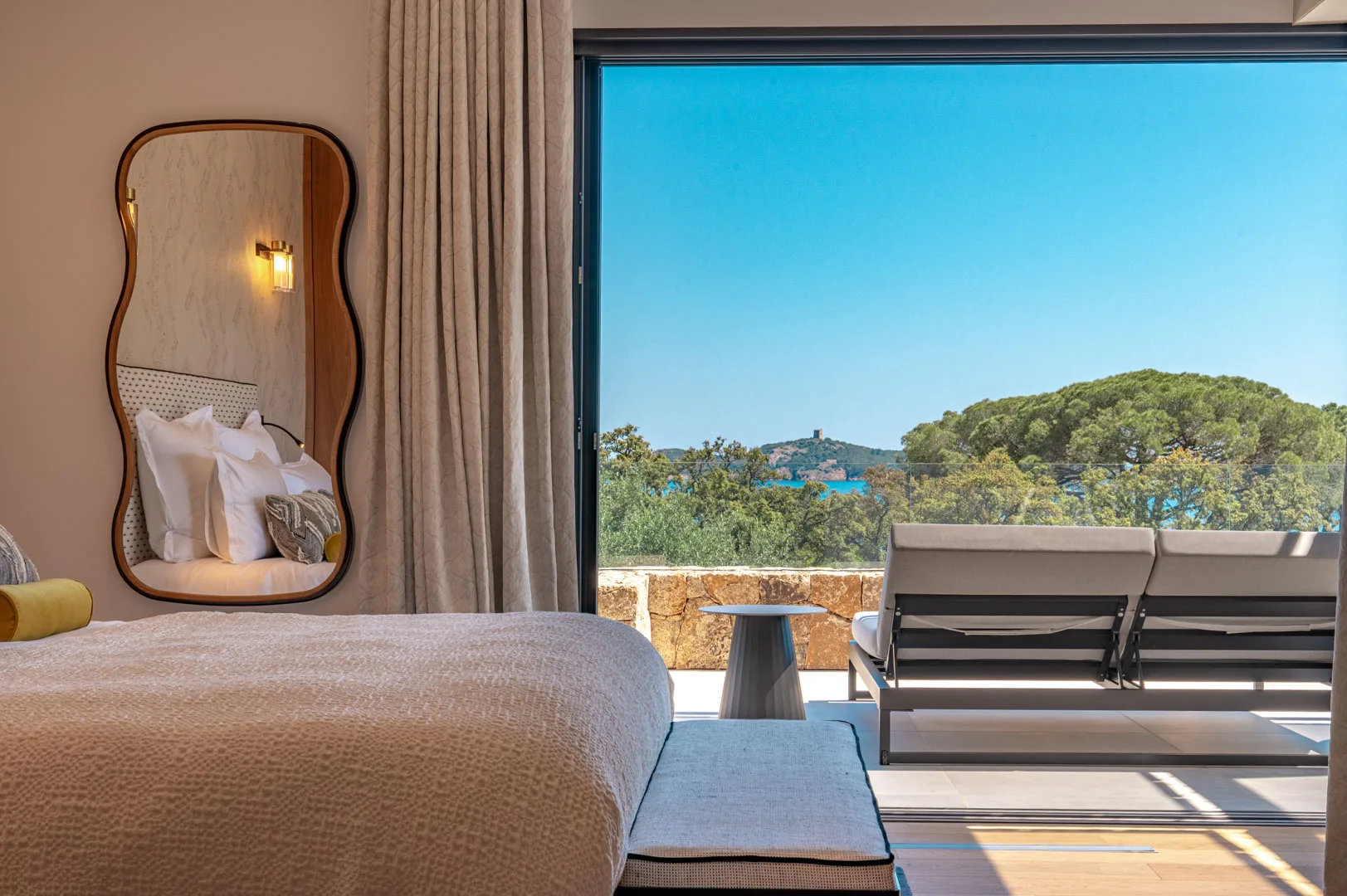 Chambre de l'Hôtel Villa Padulaccia ouverte sur une terrasse avec vue sur la mer
