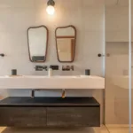 Salle de bain de la suite Pays des Merveilles, double vasque et miroirs arrondis