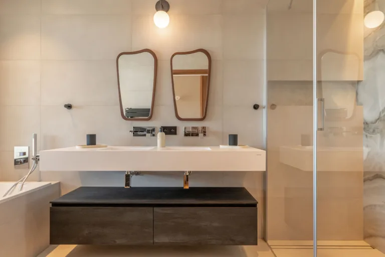 Salle de bain de la suite Pays des Merveilles, double vasque et miroirs arrondis