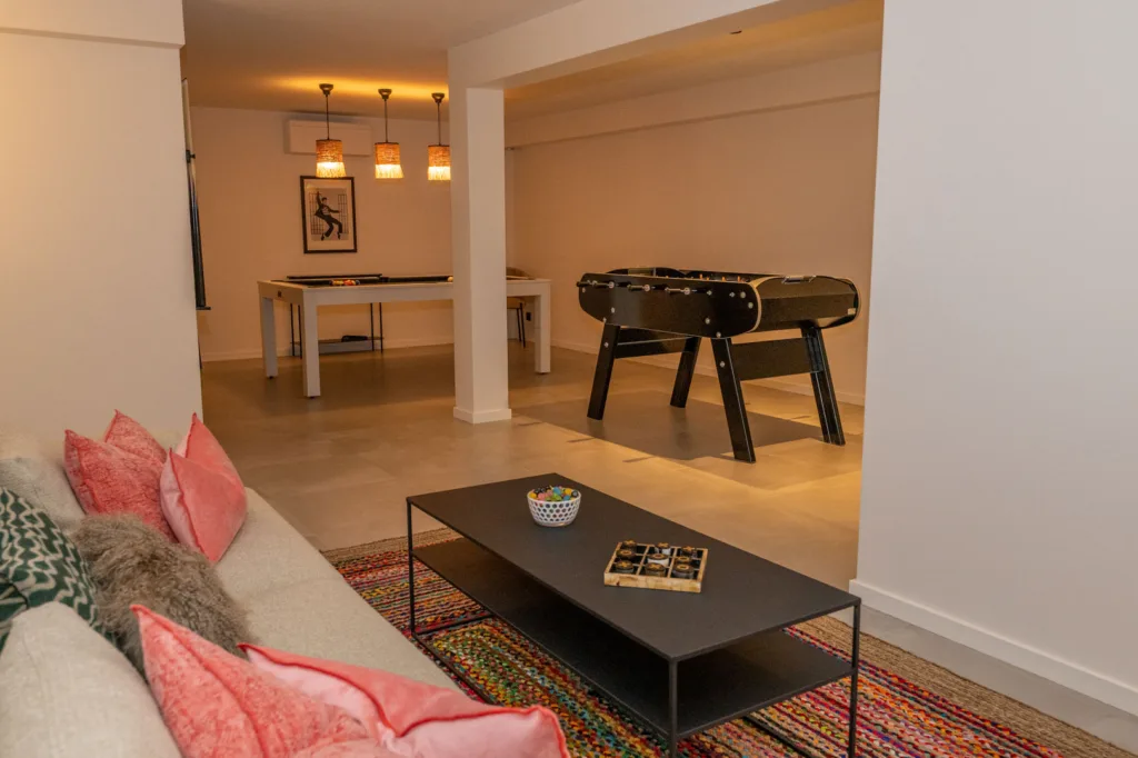 Baby-foot et billard dans la salle de jeux de l'Hôtel Villa Padulaccia
