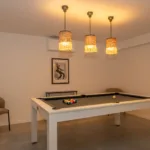 Salle de jeux de l'Hôtel Villa Padulaccia, billard sous trois suspensions en fibres tressées
