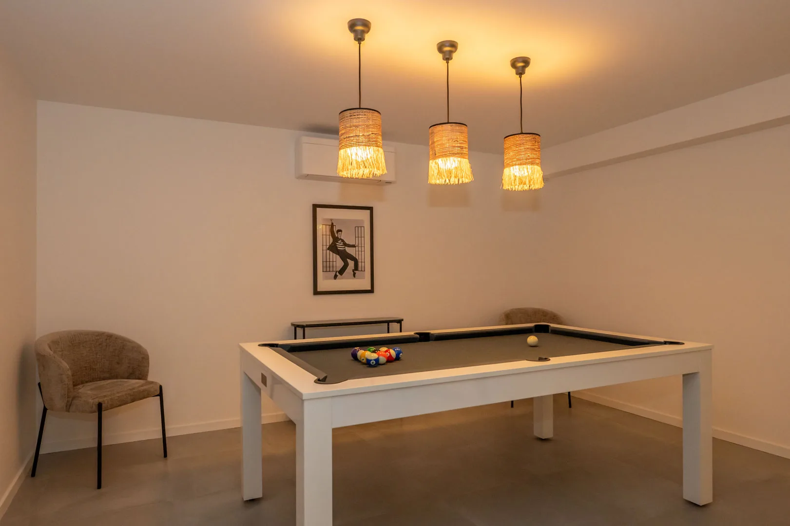 Salle de jeux de l'Hôtel Villa Padulaccia, billard sous trois suspensions en fibres tressées