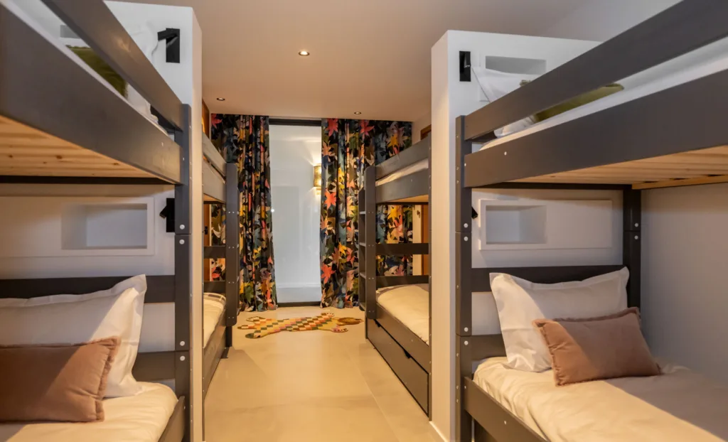 Dortoir Attrape Rêves de l'Hôtel Villa Padulaccia, lits superposés et rideaux colorés
