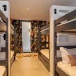Dortoir Attrape Rêves de l'Hôtel Villa Padulaccia, lits superposés et rideaux colorés