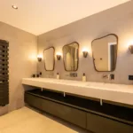 Salle de bain du dortoir Attrape Rêves, triple vasque et miroirs