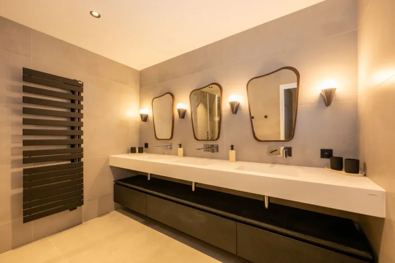 Salle de bain du dortoir Attrape Rêves, triple vasque et miroirs