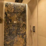 Douche à l'italienne en pierre sombre du dortoir Attrape Rêves