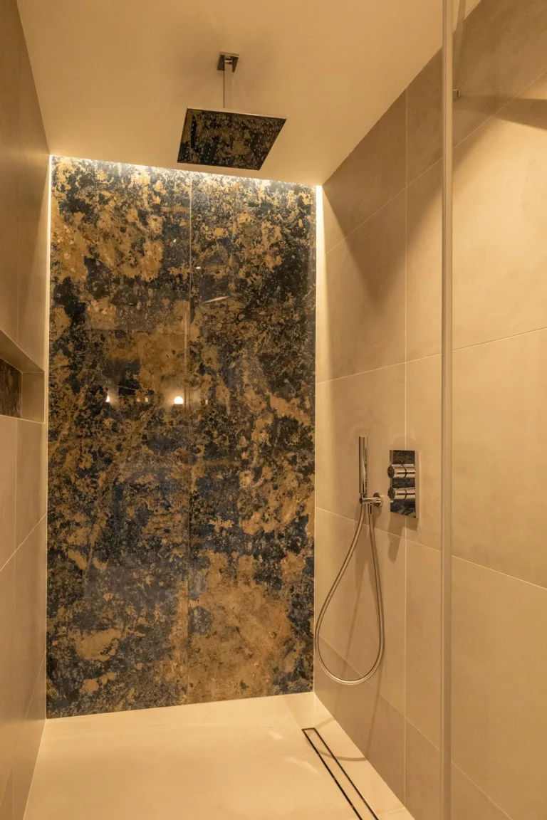 Douche à l'italienne en pierre sombre du dortoir Attrape Rêves