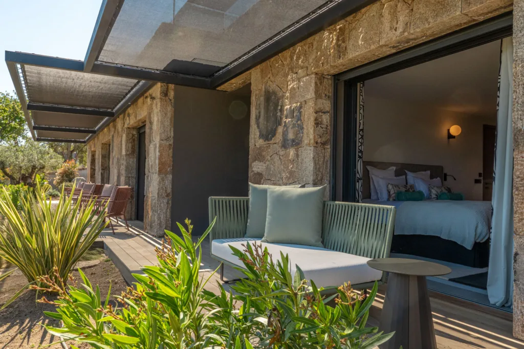 Banquette et coussins sur la terrasse d'une chambre du rez-de-jardin, Hôtel Villa Padulaccia