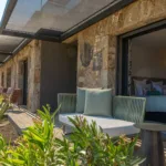 Banquette et coussins sur la terrasse d'une chambre du rez-de-jardin, Hôtel Villa Padulaccia