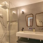 Salle de bain de la chambre Mon Paradis, douche en marbre blanc et double vasque