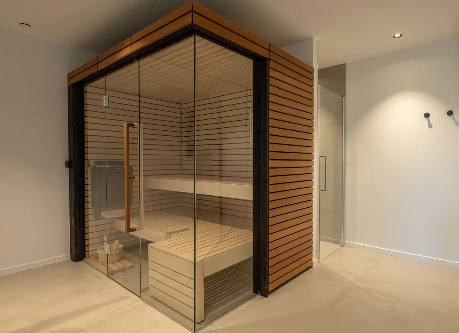 Sauna en bois clair à parois vitrées du spa de l'Hôtel Villa Padulaccia