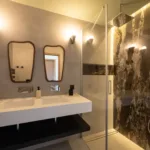 Salle de bain de la chambre Bouquet de Roses, douche en pierre sombre et double vasque