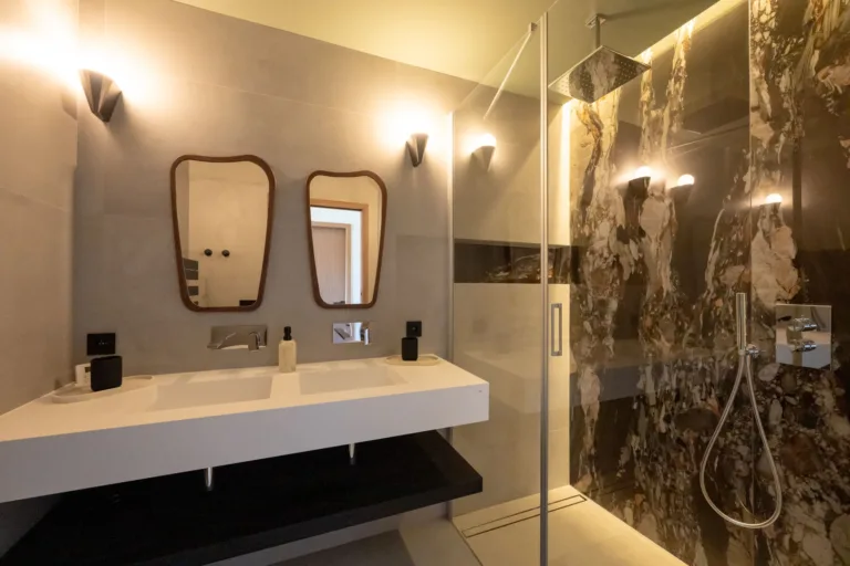 Salle de bain de la chambre Bouquet de Roses, douche en pierre sombre et double vasque