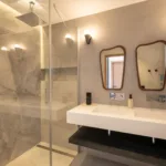 Salle de bain de la chambre Belle Demoiselle, douche vitrée et double vasque