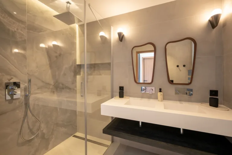 Salle de bain de la chambre Belle Demoiselle, douche vitrée et double vasque