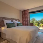 Chambre Belle Demoiselle de l'Hôtel Villa Padulaccia, grand lit et baie ouverte sur la terrasse